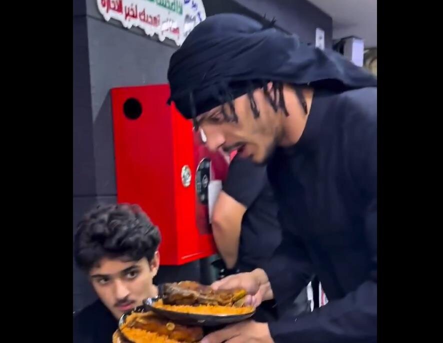 فيديو | صاحب مطعم عراقي من الأخوة السنة يوزع 300 وجبة لغاية الأربعين على حب الامام الحسين(ع)