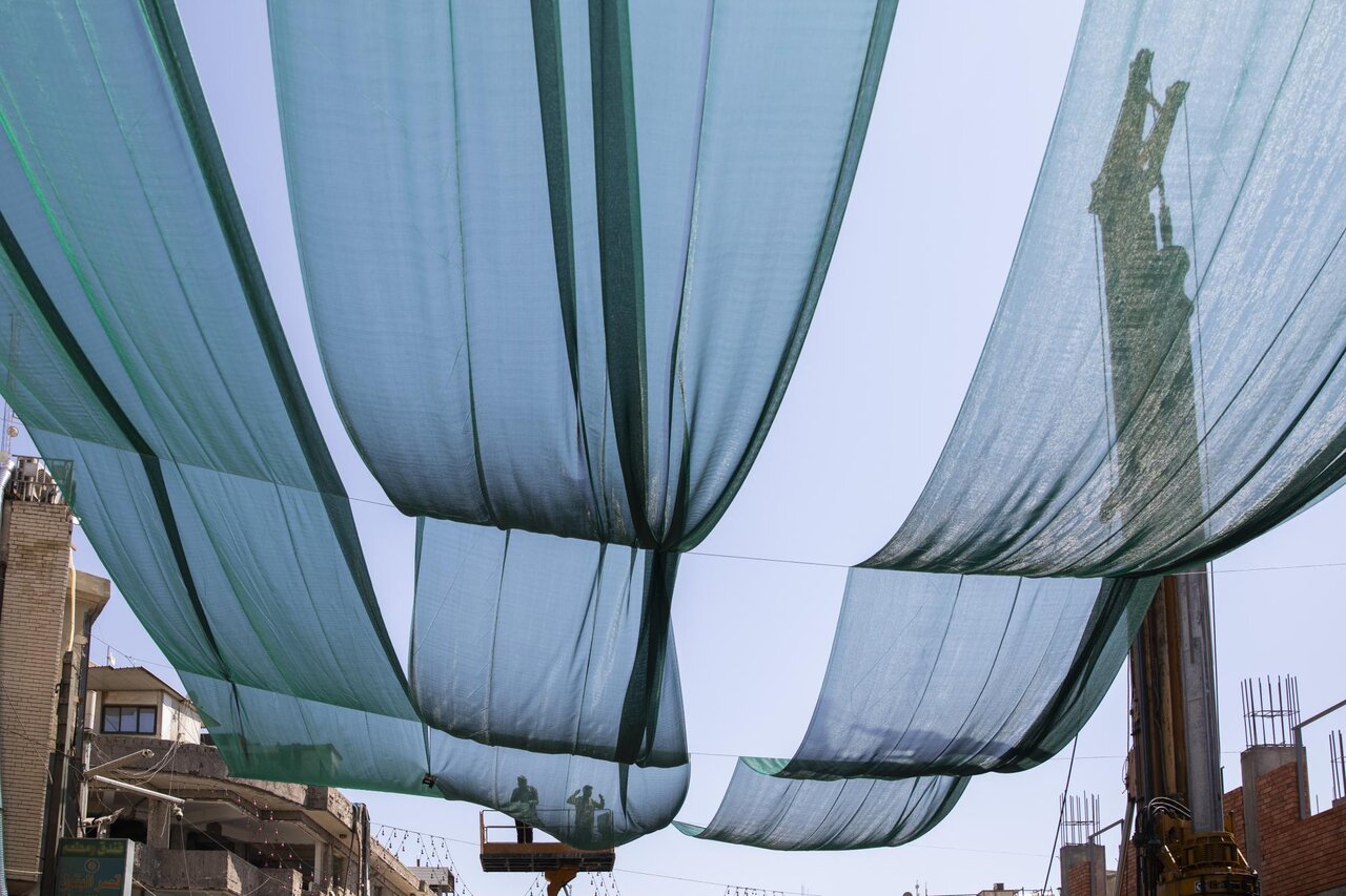 نصب سایبانهای توری در خیابانهای منتهی به حرم حضرت عباس(ع) + عکس