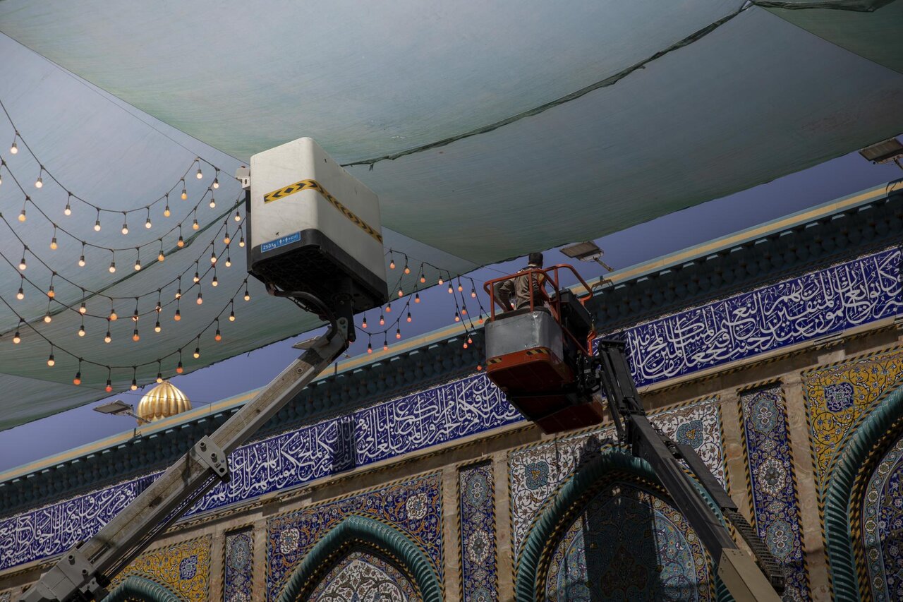 نصب سایبانهای توری در خیابانهای منتهی به حرم حضرت عباس(ع) + عکس