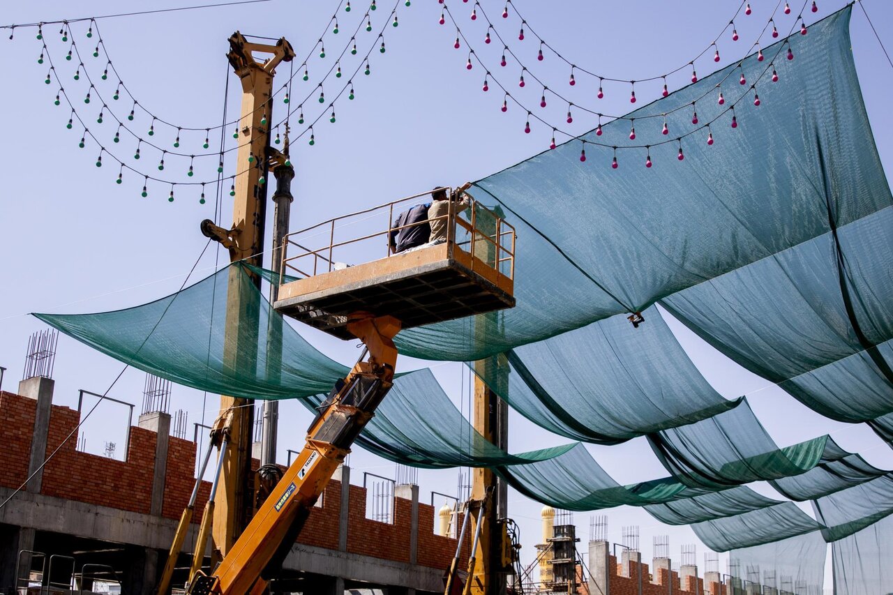 نصب سایبانهای توری در خیابانهای منتهی به حرم حضرت عباس(ع) + عکس