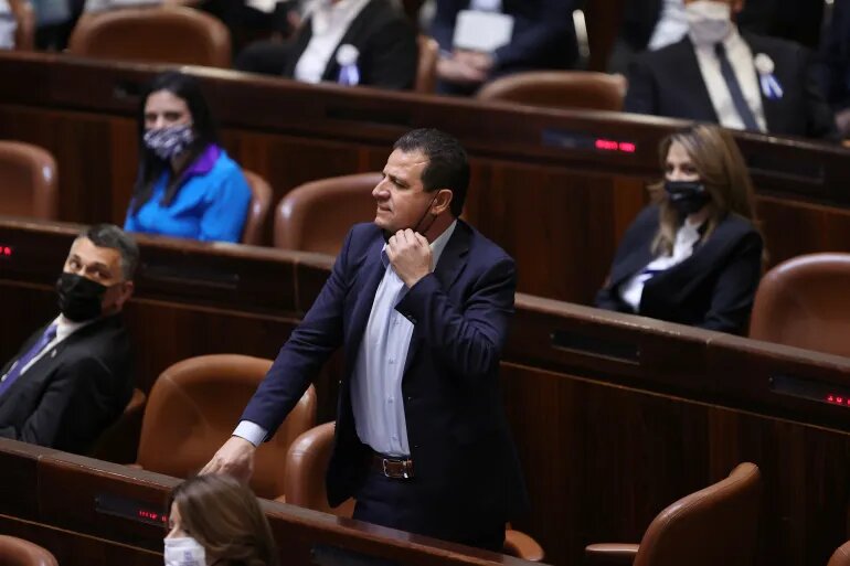 خبير إسرائيلي: عزل أيمن عودة من الكنيست إعلان حرب على عرب الداخل
