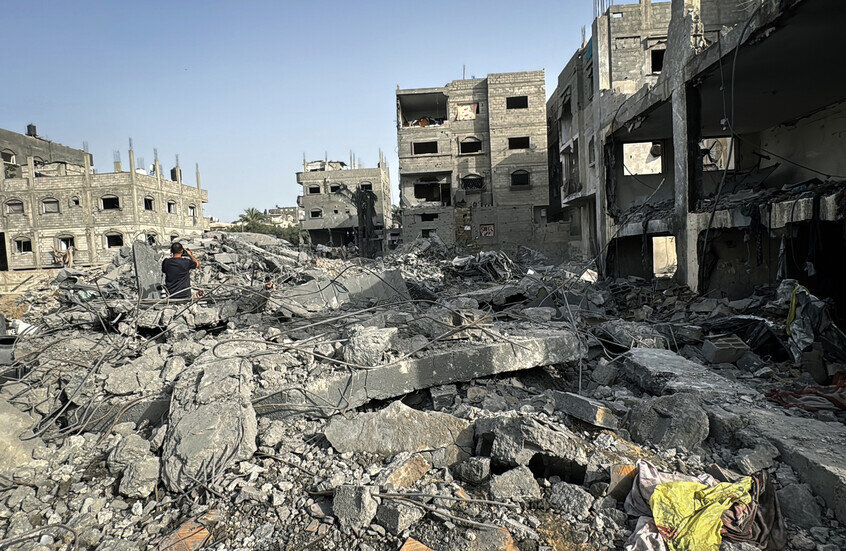 القوات الإسرائيلية تستهدف 5 مدارس مكتظة بالنازحين وانتشار "الحمى الشوكية" بين الأطفال في غزة