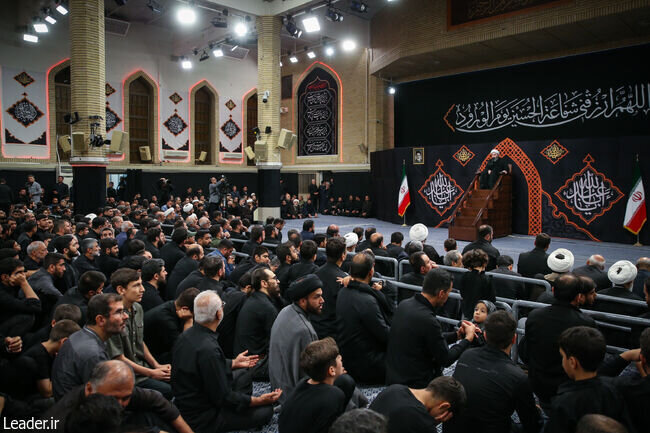 Merasîma yekem a şînê ji bo rêber û şehîdên li Huseynîya Îmam Xumeynî bi amadebûna komek ji şînvanên Eba Ebdullah (S.X) hate lidarxistin.