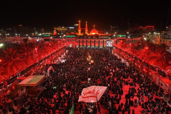 ၂၀၂၅ခုနှစ် မုဟရမ်လ ၇ရက်နေည တွင် အေမာမ် ဟိုစိုင်းန် (အ.စ) နှင့် ဟဇရသ် အဘာစ် (အ.စ) တို့၏ ရောင်ဇာ တော် နှစ်ခု အကြား အဇါဒါရီ ပြုနေကြသည့် ပုံရိပ်များ ၊ ကရ်ဗလာ ။ ။ Photos