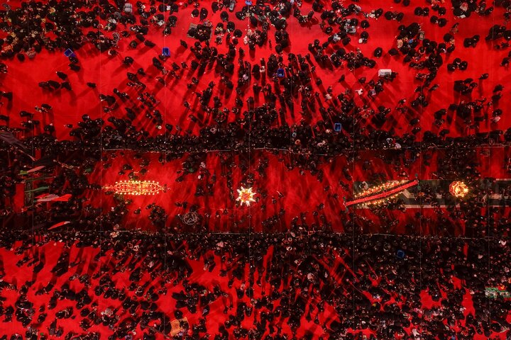 ၂၀၂၅ခုနှစ် မုဟရမ်လ ၇ရက်နေည တွင် အေမာမ် ဟိုစိုင်းန် (အ.စ) နှင့် ဟဇရသ် အဘာစ် (အ.စ) တို့၏ ရောင်ဇာ တော် နှစ်ခု အကြား အဇါဒါရီ ပြုနေကြသည့် ပုံရိပ်များ ၊ ကရ်ဗလာ ။ ။ Photos