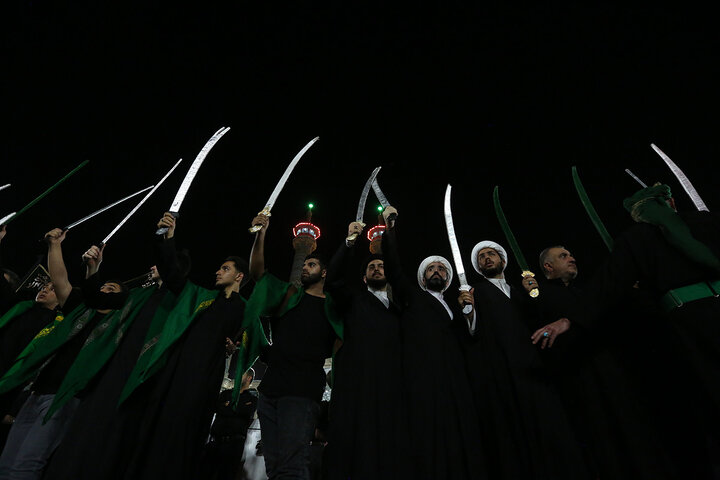 گزارش تصویری | مشق شمشیر نجفی‌های مقیم قم در ششمین شب ماه محرم