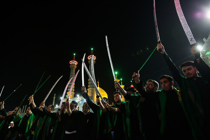 گزارش تصویری | مشق شمشیر نجفی‌های مقیم قم در ششمین شب ماه محرم