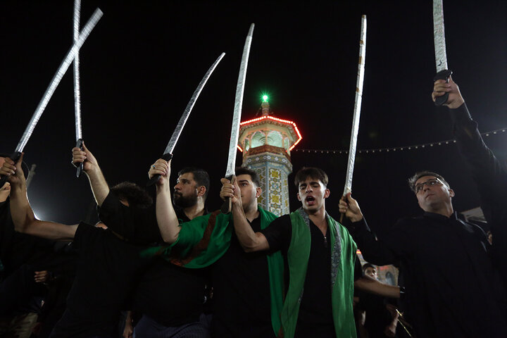 گزارش تصویری | مشق شمشیر نجفی‌های مقیم قم در ششمین شب ماه محرم