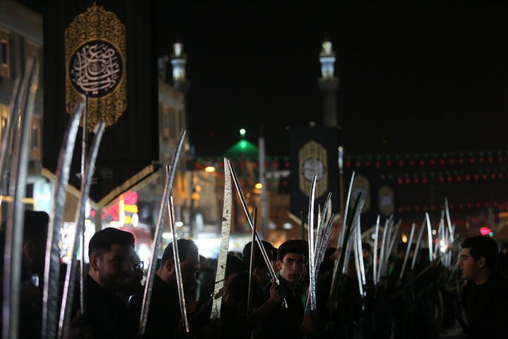 گزارش تصویری | مشق شمشیر نجفی‌های مقیم قم در ششمین شب ماه محرم