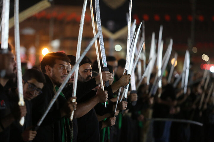 گزارش تصویری | مشق شمشیر نجفی‌های مقیم قم در ششمین شب ماه محرم