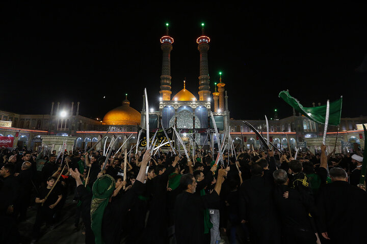 گزارش تصویری | مشق شمشیر نجفی‌های مقیم قم در ششمین شب ماه محرم