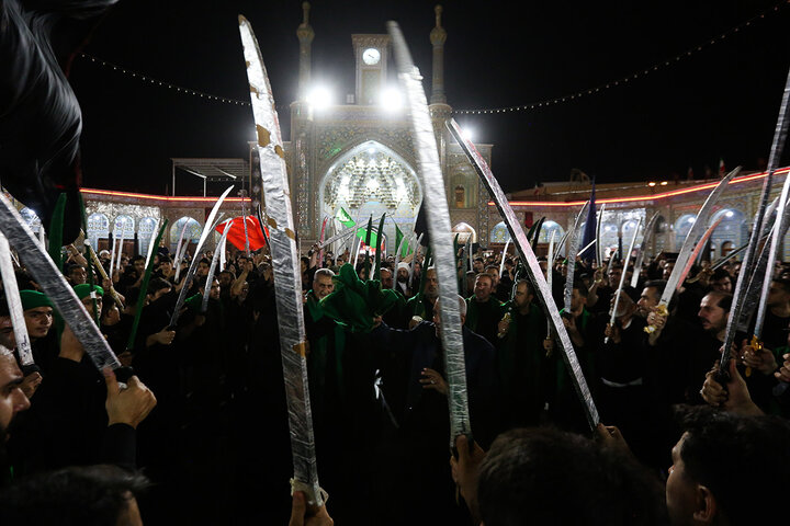 گزارش تصویری | مشق شمشیر نجفی‌های مقیم قم در ششمین شب ماه محرم