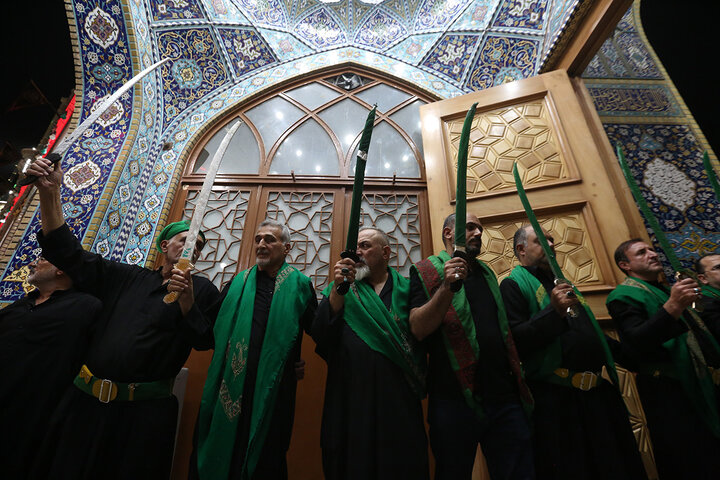 گزارش تصویری | مشق شمشیر نجفی‌های مقیم قم در ششمین شب ماه محرم