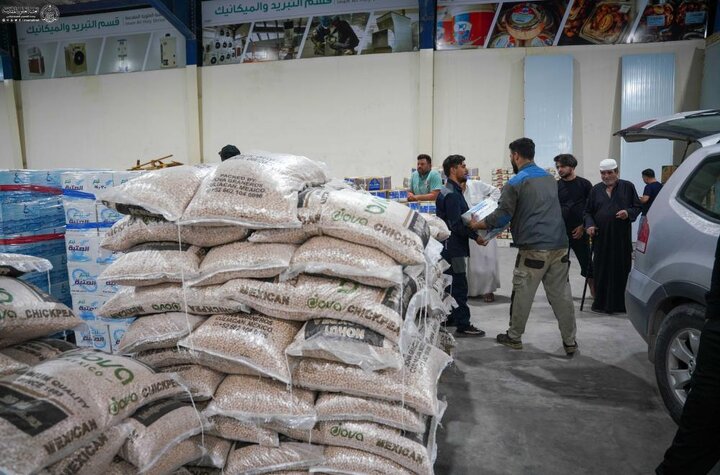 تقرير مصور/ العتبة العلويّة توزع عشرات الأطنان من المواد الغذائية و أكثر من 100 ألف صندوق ماء على المواكب الحسينية