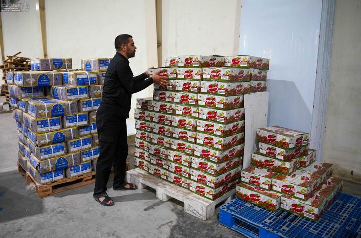 تقرير مصور/ العتبة العلويّة توزع عشرات الأطنان من المواد الغذائية و أكثر من 100 ألف صندوق ماء على المواكب الحسينية