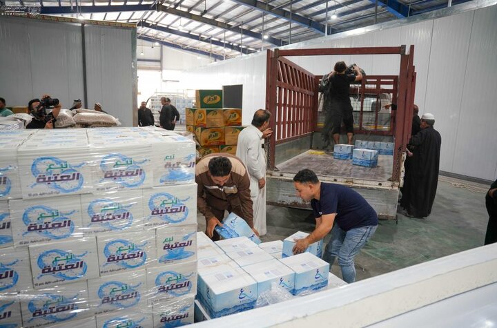 تقرير مصور/ العتبة العلويّة توزع عشرات الأطنان من المواد الغذائية و أكثر من 100 ألف صندوق ماء على المواكب الحسينية