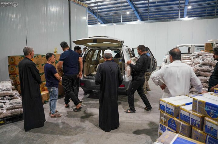 تقرير مصور/ العتبة العلويّة توزع عشرات الأطنان من المواد الغذائية و أكثر من 100 ألف صندوق ماء على المواكب الحسينية