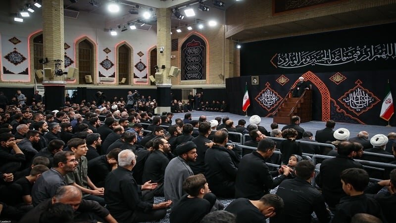 Hz. Seyyid’ül Şüheda’nın -a.s.- Matem Merasiminin İlk Gecesi İmam Humeyni -ra- Hüseyniyesi’nde Gerçekleşti Hz. Seyyid’ül Şüheda’nın -a.s.- Matem Merasiminin İlk Gecesi İmam Humeyni -ra- Hüseyniyesi’nde Gerçekleşti