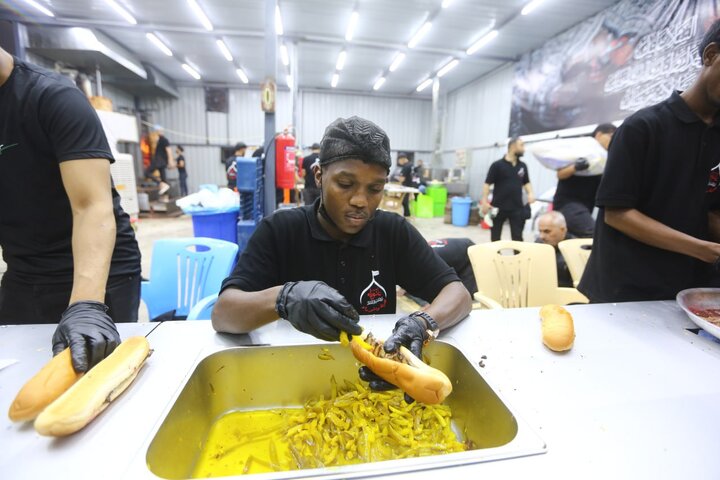 تقرير مصور/ هيئة عاشوراء تقدم (200) الف وجبة طعام مميزة للزائرين في كربلاء ويخدم فيها (40) افريقيا واسيويا