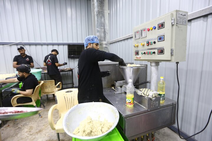 تقرير مصور/ هيئة عاشوراء تقدم (200) الف وجبة طعام مميزة للزائرين في كربلاء ويخدم فيها (40) افريقيا واسيويا