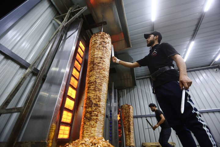 تقرير مصور/ هيئة عاشوراء تقدم (200) الف وجبة طعام مميزة للزائرين في كربلاء ويخدم فيها (40) افريقيا واسيويا