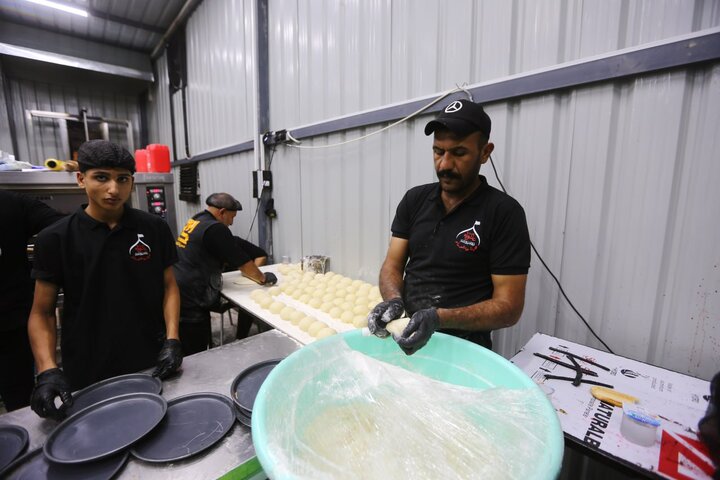 تقرير مصور/ هيئة عاشوراء تقدم (200) الف وجبة طعام مميزة للزائرين في كربلاء ويخدم فيها (40) افريقيا واسيويا