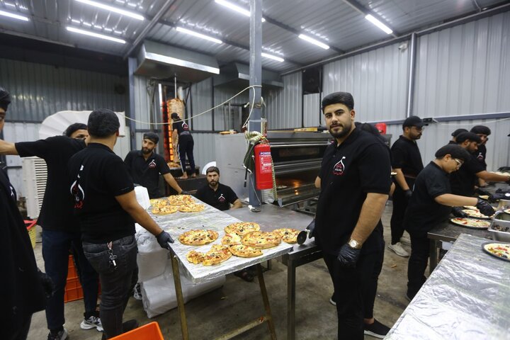 تقرير مصور/ هيئة عاشوراء تقدم (200) الف وجبة طعام مميزة للزائرين في كربلاء ويخدم فيها (40) افريقيا واسيويا