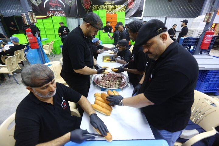 تقرير مصور/ هيئة عاشوراء تقدم (200) الف وجبة طعام مميزة للزائرين في كربلاء ويخدم فيها (40) افريقيا واسيويا