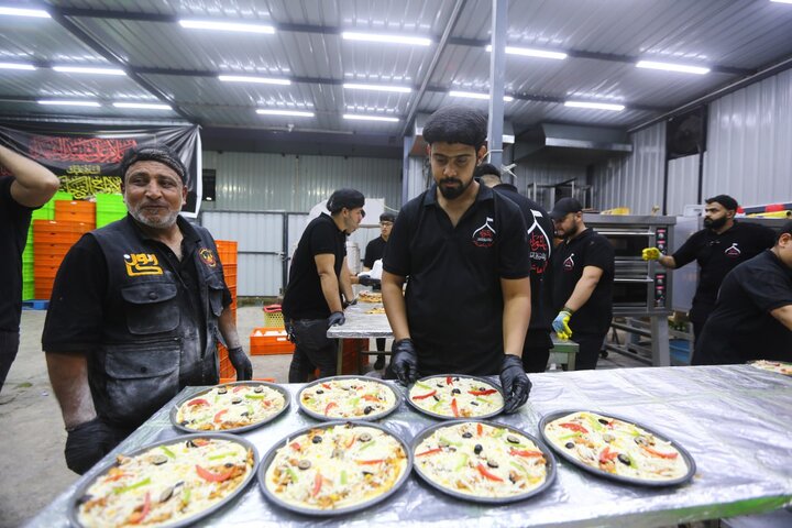 تقرير مصور/ هيئة عاشوراء تقدم (200) الف وجبة طعام مميزة للزائرين في كربلاء ويخدم فيها (40) افريقيا واسيويا