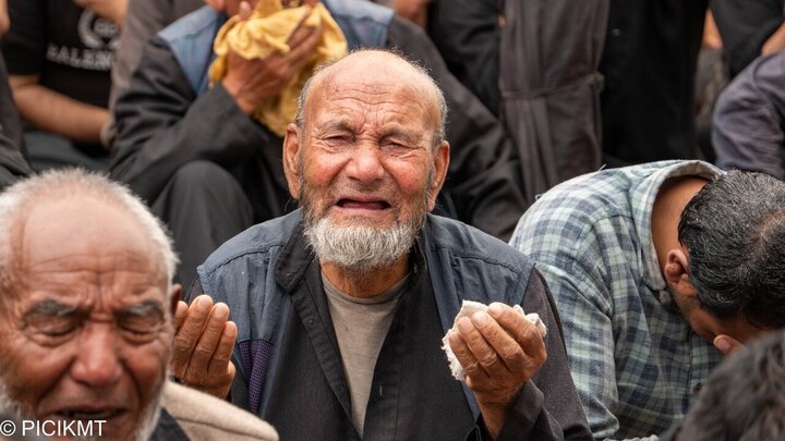 تقرير مصور/ شيعة كشمير يقيمون مجلس عزاء استشهاد الامام الحسين(ع)