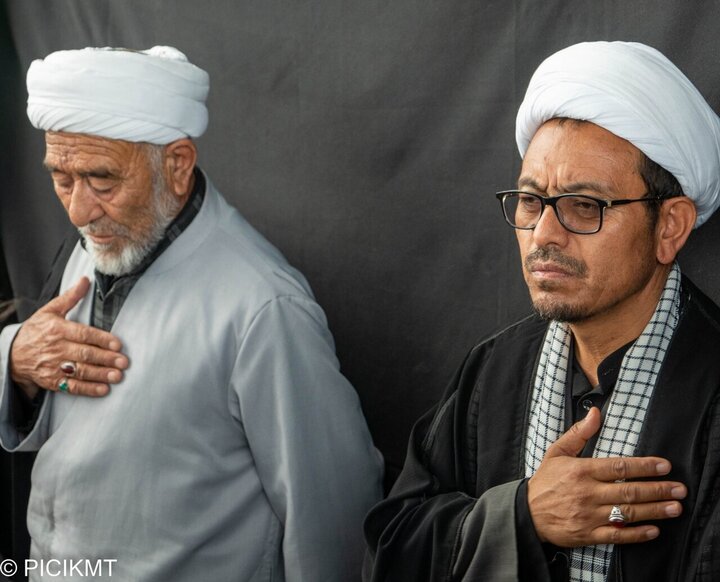 تقرير مصور/ شيعة كشمير يقيمون مجلس عزاء استشهاد الامام الحسين(ع)