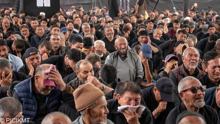 تقرير مصور/ شيعة كشمير يقيمون مجلس عزاء استشهاد الامام الحسين(ع)