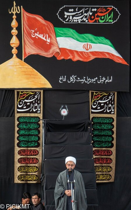 تقرير مصور/ شيعة كشمير يقيمون مجلس عزاء استشهاد الامام الحسين(ع)