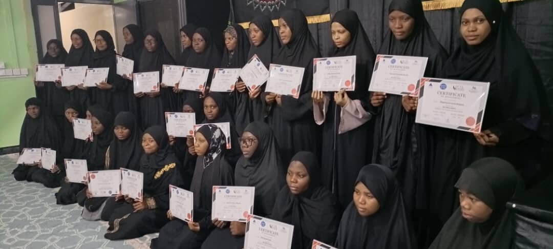 Mabanati wa Madrasa ya Hazrat Zainab (sa) - Kigamboni, Dar-es-salaam, Wapatiwa Vyeti vya (ICDL) Baada ya Kukamilisha Kozi hiyo ya Mafunzo ya Kompyuta