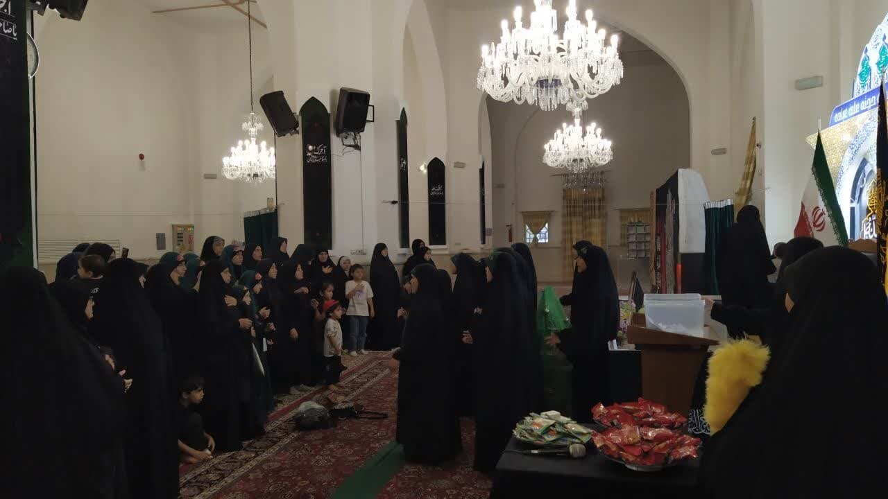 برگزاری مراسم معنوی «بانوان عاشورایی» برای بانوان اردوزبان در حرم مطهر رضوی