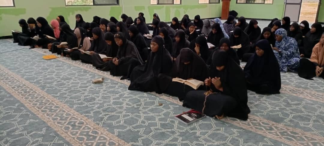 Majlisi ya Muharram: Wanafunzi wa Madrasa ya Hazrat Zainab (sa), Waonyesha Mapenzi Makubwa kwa Ahlul-Bayt (a.s) katika Maombolezo ya Muharram + Picha
