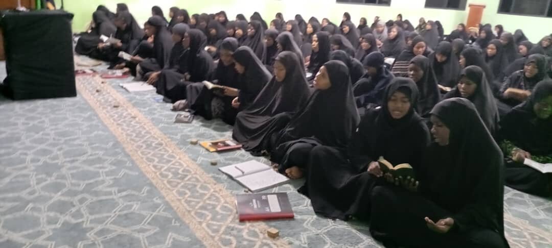 Majlisi ya Muharram: Wanafunzi wa Madrasa ya Hazrat Zainab (sa), Waonyesha Mapenzi Makubwa kwa Ahlul-Bayt (a.s) katika Maombolezo ya Muharram + Picha