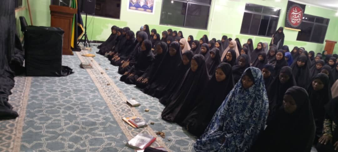 Majlisi ya Muharram: Wanafunzi wa Madrasa ya Hazrat Zainab (sa), Waonyesha Mapenzi Makubwa kwa Ahlul-Bayt (a.s) katika Maombolezo ya Muharram + Picha
