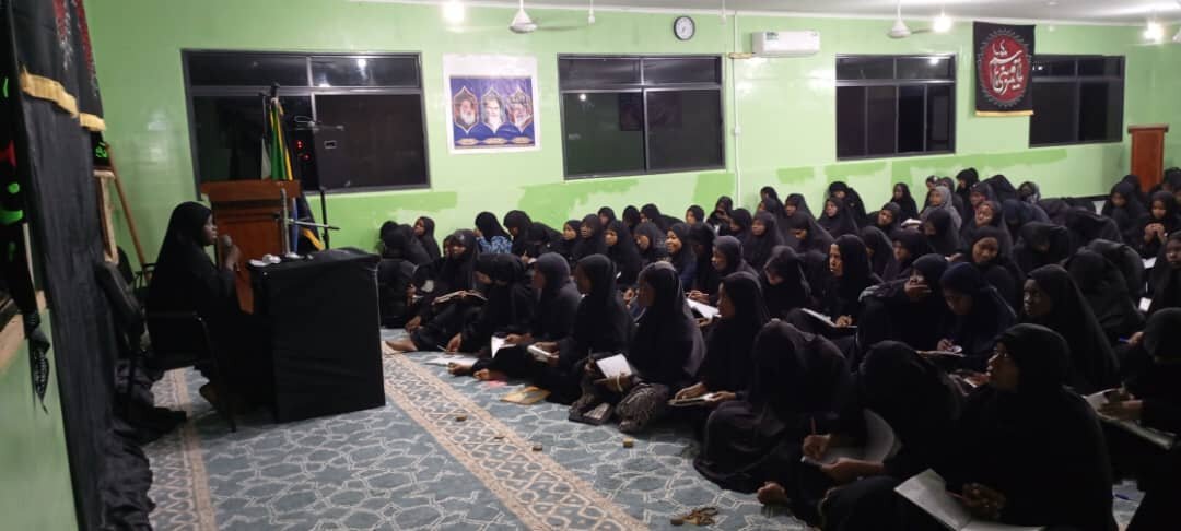 Majlisi ya Muharram: Wanafunzi wa Madrasa ya Hazrat Zainab (sa), Waonyesha Mapenzi Makubwa kwa Ahlul-Bayt (a.s) katika Maombolezo ya Muharram + Picha