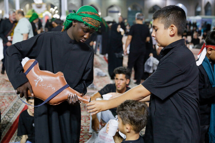 تقرير مصور/ برنامج« أبو القربة» في الحرم الرضوي الشریف