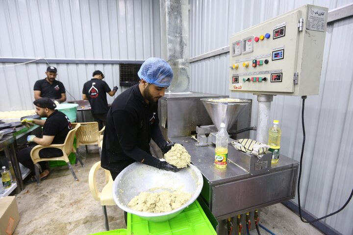 تقرير مصور/ المواكب الحسينية تواصل تقديم خدماتها للزوار في كربلاء المقدسة