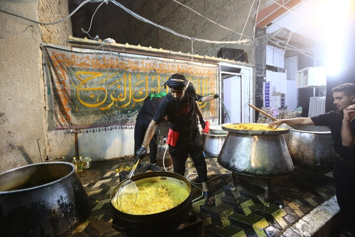 تقرير مصور/ المواكب الحسينية تواصل تقديم خدماتها للزوار في كربلاء المقدسة