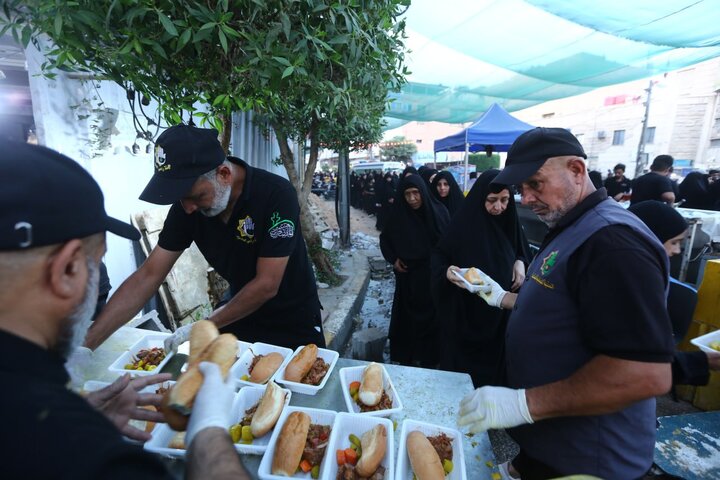 تقرير مصور/ المواكب الحسينية تواصل تقديم خدماتها للزوار في كربلاء المقدسة
