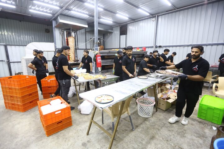 تقرير مصور/ المواكب الحسينية تواصل تقديم خدماتها للزوار في كربلاء المقدسة