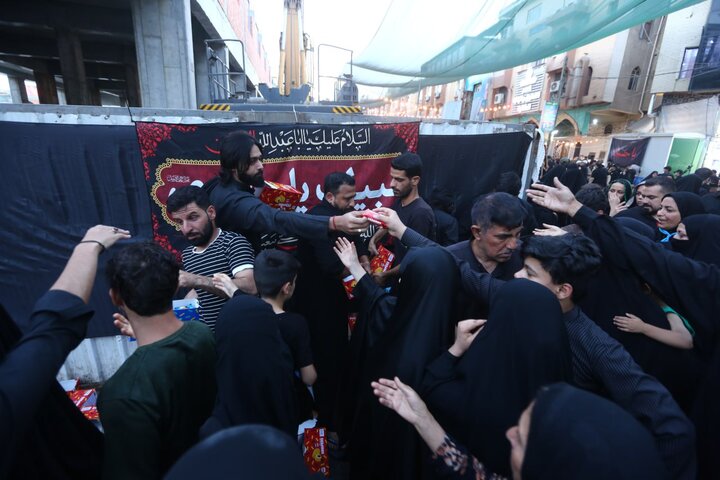 تقرير مصور/ المواكب الحسينية تواصل تقديم خدماتها للزوار في كربلاء المقدسة