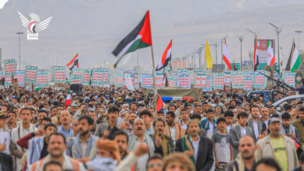 تحت شعار " ثبات مع غزة وجهوزية واستنفار في مواجهة العدوان"..مسيرات واسعة في اليمن