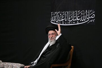 Sa sandali ng pagdating ng Kataas-taasang Pinuno ng Islamikong Rebolusyonaryo ng Iran, Kanyang Kamahalan, si Imam Ayatollah Seyyid Ali Khamenei, sa Hu