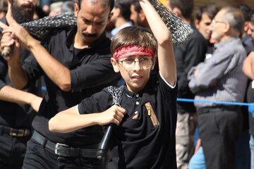 Şewegerek ji bo Îmam Husên (s.x): Rêyek ber bi perwerdehiya dînî ya qewî û dirêj.