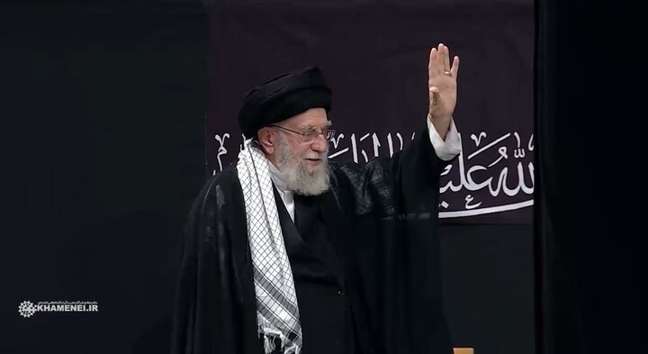 ویدیو | لحظه ورود رهبر انقلاب به مراسم عزاداری شب عاشورای حسینی