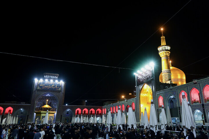 تقرير مصور/ أجواء ليلة تاسوعاء الحسيني في المرقد الرضوي المقدس